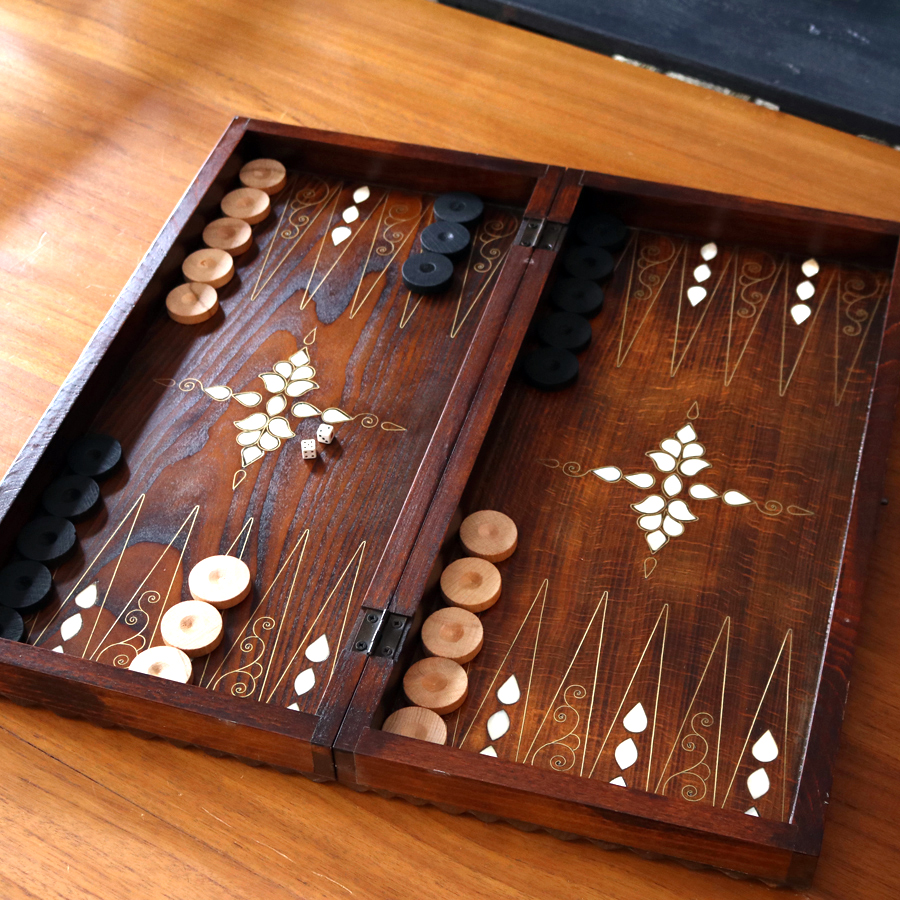 バックギャモン Backgammon 折り畳み式 螺鈿模様 <br />ゲームボードゲーム盤・2色駒とサイコロ付