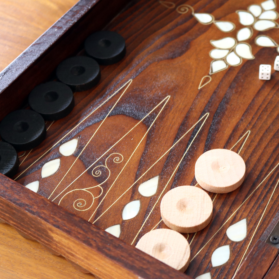 バックギャモン Backgammon 折り畳み式 螺鈿模様 <br />ゲームボードゲーム盤・2色駒とサイコロ付